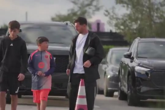 爱游戏娱乐-长成大小伙了!梅西带三个儿子去训练,13岁蒂亚戈和梅西差不多高