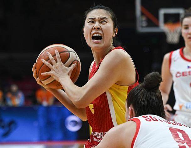 AYX GAMES-王思雨关键9分杀死比赛！中国女篮力擒捷克